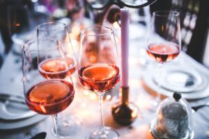 Guide Étape par Étape pour Faire son Propre Vin Rosé