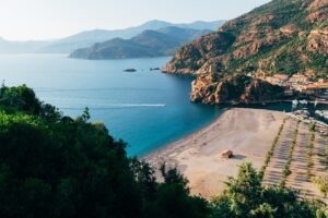 Corse : L’Île de Beauté Qui Te Fait Bouffer de l’Aventure à Pleine Gorgée !