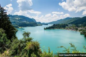 Découvrez le plus beau lac de France : une merveille naturelle à couper le souffle