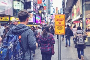 7 astuces incontournables pour déjouer les arnaques touristiques et voyager l’esprit tranquille
